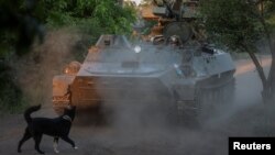 Бронетранспортер із зенітною гарматою на передовій поблизу міста Бахмут, Україна, 23 травня 2024 року. REUTERS/Oleksandr Ratushniak