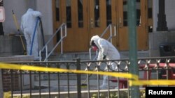 Radnici čiste stepenice i trotoar posle pucnjave na Univerzitetu Mičigena(Foto: Lansing State Journal/Mike Ellis/USA TODAY NETWORK via REUTERS)