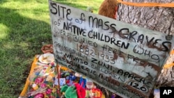 Monumen sementara dibuat untuk mengenang anak-anak penduduk asli Amerika, yang tewas lebih dari satu abad yang lalu saat berada di sekolah asrama yang dulu berlokasi di dekat taman publik di Albuquerque, New Mexico, pada 1 Juli 2021. (Foto: AP/Susan Montoya Bryan)