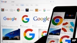 Berbagai macam logo mesin pencari Google tampil dalam foto ilustrasi yang diambil pada 11 September 2023. (Foto: AP/Richard Drew)