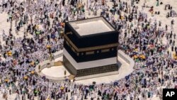 FILE - Jemaah haji berjalan mengelilingi Ka'bah di Masjidil Haram, Mekkah, Arab Saudi, selama ibadah haji tahunan, 10 Juli 2022. (AP /Amr Nabil, File)