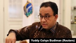 Gubernur Jakarta Anies Baswedan berbicara saat wawancara di kantornya di tengah wabah Covid-19 di Jakarta, 17 September 2020. (Foto: Reuters/Yuddy Cahya Budiman)