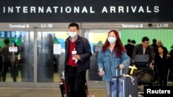 Putnici napuštaju aerodrom u Los Anđelesu po dolasku iz Šangaja, 26. januara 2020. (Foto: Reuters/Ringo Chiu) 