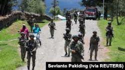Pasukan keamanan berpatroli di Ilaga, Kabupaten Puncak di Papua, 30 September 2019. (Foto: Sevianto Pakiding/Antara Foto via Reuters)