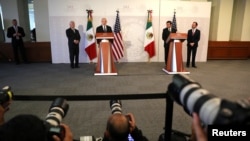 美国国务卿蒂勒森和国土安全部长凯利与墨西哥官员在记者会上