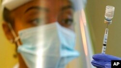 Seorang petigas kesehatan tampak menyiapkan suntikan untuk vaksin COVID-19 Pfizer di Fasilitas Kesehatan Queen Anne di Seattle pada 8 Januari 2021. FDA telah mengizinkan pemberian suntikan ketiga vaksin COVID-19 untuk lansia di AS. (AP/Ted. S Warren)