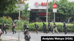 Tim Densus 88 Anti Teror Mabes Polri melakukan penyisiran dan pengamanan kawasan perempatan Jalan Thamrin beberapa menit setelah aksi serangan teror, Kamis, 14 Januari 2016. (VOA/Andylala)