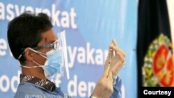 Seorang petugas kesehatan menyiapkan vaksin dalam program vaksinasi pertama di Yogyakarta. (Foto: Humas Pemda DIY)