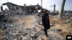 Palestinac pored kuće u Rafi uništene u izraelskom napadu (Foto: AP/Fatima Shbair)