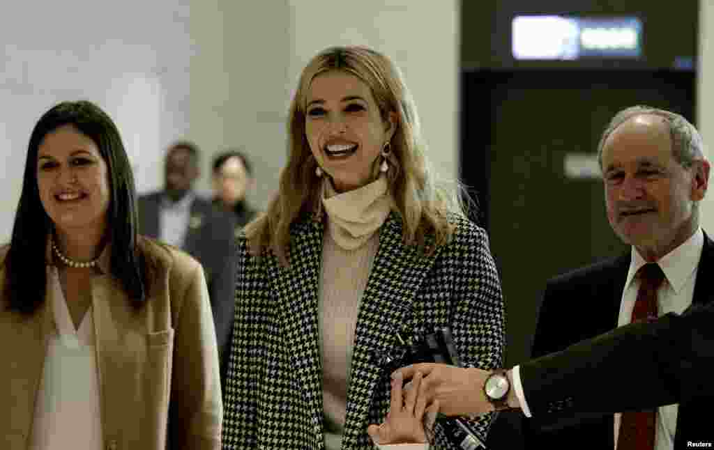 率领美国代表团参加平昌冬奥会闭幕式的伊万卡·特朗普,白宫发言人桑德斯和白宫顾问乘坐民航班机抵达韩国仁川国际机场(2018年2月23日)。伊万卡说:“我很荣幸将率领美国代表团参加2018年平昌冬运会的闭幕式。我们期待恭喜美国队,并且与我们得奖的运动员一起庆祝。他们的才华、冲劲、毅力以及精神体现了美国优秀的一面,并且激励我们大家。” 白宫资深官员表示,是川普总统亲自要求伊万卡率领代表团,而伊万卡本人也很喜欢冬季运动项目,所以接下这个任务。