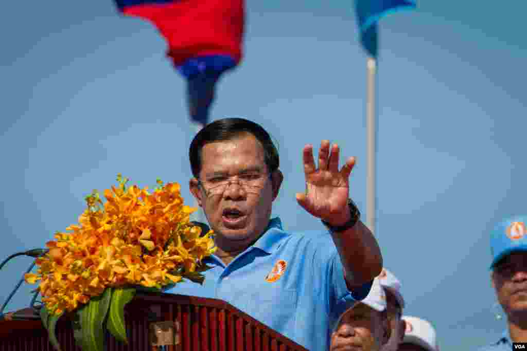 លោក​ ហ៊ុន សែន​​ មេ​បក្ស​កាន់​អំណាច​ថ្លែង​ទៅ​កាន់​អ្នក​គាំទ្រ​របស់​ខ្លួន​ ​ដែល​ប្រមូលផ្តុំ​នៅ​ឯ​ផ្លូវ​មួយ​កន្លែង​ក្នុង​រាជធានី​ភ្នំពេញ​មុន​ពេល​ហែក្បួន​ឃោសនា​បោះឆ្នោត​ឃុំ-សង្កាត់​ថ្ងៃ​ចុង​ក្រោយ​ ​នា​ថ្ងៃទី​០២​មិថុនាឆ្នាំ២០១៧។​ ​(នៅ វណ្ណារិន/VOA) 