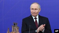 Ruski predsednik Vladimir Putin na eremoniji dodele nagrada na državnom univerzitetu Lomonosov u Moskvi, 24. januara 2025. (Foto: AP/Ramil Sitdikov, Sputnik, Kremlj)