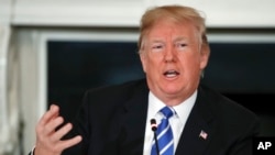 T美国总统川普在白宫国宴厅发表讲话。（2018年2月12日）