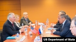 Menlu AS, Rex Tillerson, bertemu dengan Menlu Rusia, Sergey Lavrov, di Manila, Filipina, 6 Agustus 2017 (Deplu AS/Public Domain)