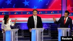 Kandidati za republikansku nominaciju, Niki Hejli, Ron Desantis i Vivek Ramasvami u trećoj debati u Majamiju na Floridi, 8. novembra 2023. (Foto: Rojters/Mike Segar)