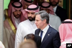 Državni sekretar SAD Entoni Blinken doazi na zajedničku konferenciju za štampu sa ministrom spoljnih poslova Saudijske Arabije, princo Faisalom bih Farhanom, u hotelu Interkontinental u Rijadu, Saudijska Arabija, 8. juna 2023.