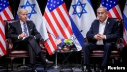 Presiden Joe Biden bertemu Perdana Menteri Israel Benjamin Netanyahu dalam kunjungan di Tel Aviv, 18 Oktober 2023 (foto: dok). 