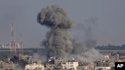 Asap mengepul setelah serangan udara Israel di sebuah gedung apartemen di Gaza menewaskan sedikitnya 43 orang termasuk 15 anak-anak, Minggu, 7 Agustus 2022. (Foto: AP)
