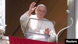 Papa Franja predvodi molitvu sa svog prozora, u Vatikanu, 5. novembra 2023.