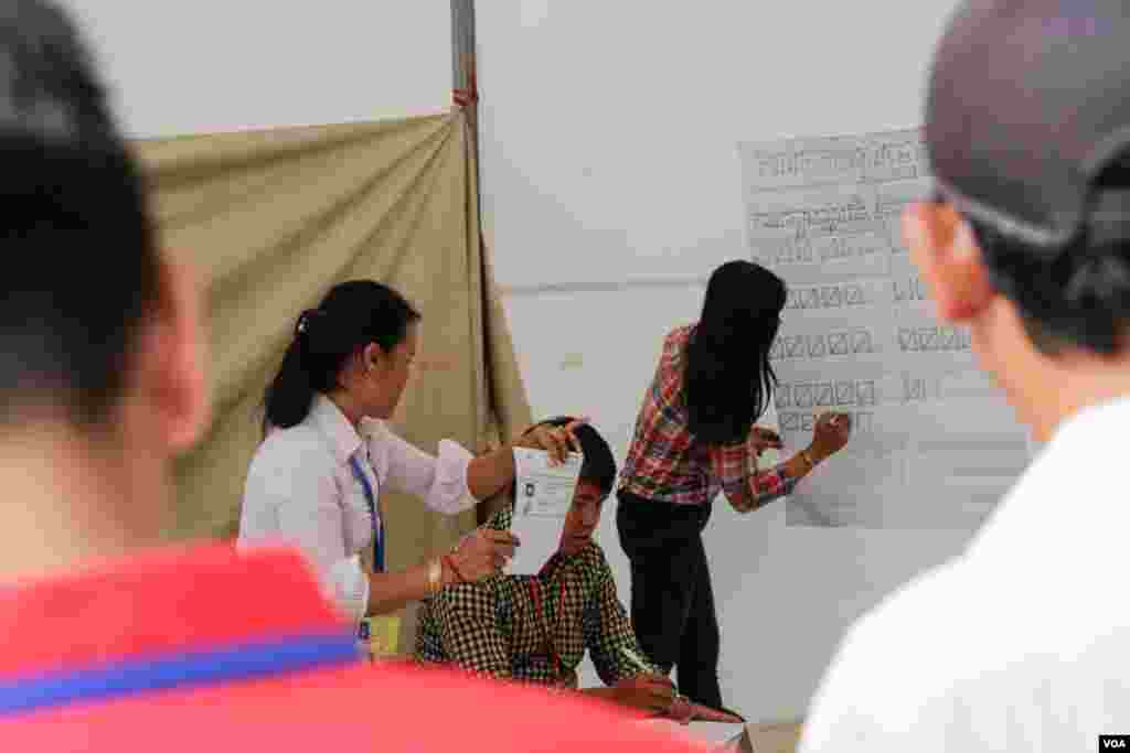 សកម្ម​ភាព​រាប់សន្លឹកឆ្នោត​ ក្នុងការ​បោះឆ្នោត​ក្រុមប្រឹក្សា​ឃុំ-សង្កាត់​​អណត្តិទី៤​ នៅរាជធានី​ភ្នំពេញ​ នៅ​ថ្ងៃ​ទី៤​ ខែមិថុនា​ ឆ្នាំ២០១៧។​ (អូន​ ឆេង​ប៉រ/VOA)