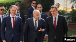 2023年11月24日,阿拉伯联盟秘书长艾哈迈德·阿布尔·盖特在埃及开罗会见西班牙首相佩德罗·桑切斯和比利时首相亚历山大·德克罗,讨论以色列和哈马斯之间持续不断的冲突。(路透社)