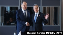 Ruski ministar vanjskih poslova Sergej Lavrov sastaje se s kineskim ministrom vanjskih poslova Wang Yijem na marginama sastanka ministara vanjskih poslova G20 u Johanesburgu, 20. februara 2025. godine.