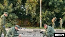 对普京有关键影响力的俄罗斯极端民族主义理论家亚历山大·杜金的女儿达莉娅·杜金纳(Darya Dugina)，星期六（8月20日）夜里在莫斯科城外被疑似汽车炸弹炸死。调查人员在爆炸现场收集废片和证据。