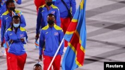 Balakisi bilongi ya Ekolo Congo démocratique batamboli na bendele ya mboka na milulu mya bofungolami ya ba Jeux olympiques, Tokyo, Japon, 23 juillet 2021. (REUTERS/Mike Blake) 