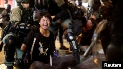 2019年10月7日香港防暴警察在旺角的一个警局前逮捕一名抗议者。