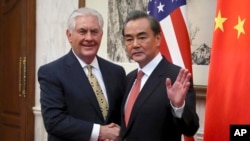 Menteri Luar Negeri Amerika Rex Tillerson berjabat tangan dengan Menteri Luar Negeri China Wang Yi, sebelum pertemuan bilateral di Diaoyutai, Beijing, China, Sabtu (18/3).