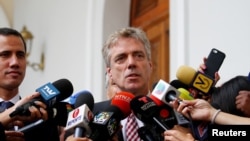 资料照：德国大使克里纳在加拉加斯的一次记者会上讲话，他身边是委内瑞拉反对派领袖瓜伊多。(2019年2月19日)