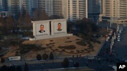 북한 평양 시내에 고 김일성 주석 김정일 국방위원장의 초상화가 놓여 있다.