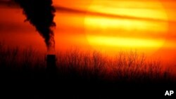 资料照：火力发电厂的烟囱排放出弄弄黑烟。