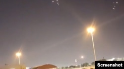 视频截图：伊朗导弹来袭时的卡塔尔天空。