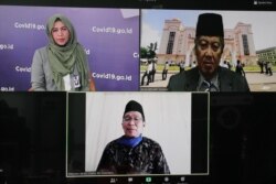 Prof. DR. KH. Amal Fathullah Zarkasyi, MA., Rektor Universitas Darussalam Gontor, & Pembina satgas Covid19 Gontor (kanan atas), Dr. H. Waryono, M.Ag, Direktur Pendidikan Diniyah dan Pondok Pesantren, Kementerian Agama, (tengah bawah) dan moderator "Laporan dari Pesantren", 21 Juli 2020. (Foto: BNPB/Screenshot)