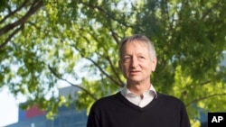 资料照片：2015年3月25日，计算机科学家杰弗里·辛顿在谷歌加州总部留影。（美联社照片）
