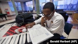 Seorang mahasiwa Universitas Xavier di New Orleans, sedang belajar di ruang bersama, 8 Februari 2013.