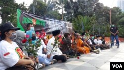 Sejumlah elemen lintas agama di Surabaya menggelar tabur bunga dan doa bersama di depan Gedung negara Grahadi, untuk awak kapal KRI nanggala 402 (foto Petrus Riski/VOA).