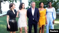 Lea Seydoux, Ana de Armas, Daniel Craig, Naomie Harris dan Lashana Lynch berfoto untuk film ke-25 James Bond yang akan dirilis 2020, di Oracabessa, Jamaika, 25 April 2019. (Foto: Reuters)