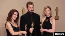 Mstyslav Chernov, Michelle Mizner and Raney Aronson - Rath pose with the Oscar for Best Documentary Feature Film for "20 Days in Mariupol" in the Oscars photo room at the 96th Academy awards in Hollywood, March 10, 2024.