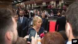 Penulis J.K. Rowling berbicara kepada media saat tiba dalam pemutaran perdana "Harry Potter and the Cursed Child" di Palace Theatre, London (30/7). 