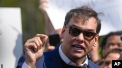 Džordž Santos razgovara sa novinarima po izlasku iz sudnice na Long Ajlendu, 10. maja 2023. (Foto:AP/Seth Wenig)