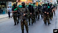 Brigade Izzedine al-Qassam, sayap militer kelompok Hamas, melakukan parade di Jalur Gaza (foto: dok). Iran sekarang adalah “pendukung terbesar secara finansial dan militer” kepada sayap bersenjata Hamas.