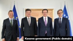 Miroslav Lajčak, Jens Pletner i Emanuel Bon sa Aljbinom Kurtijem u Prištini (Foto: Kosova government)
