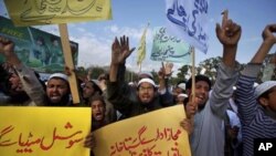 Polisi Pakistan menangkap sedikitnya 50 tersangka penculikan dan pembunuhan terhadap seorang pria yang ditahan atas tuduhan penistaan agama, kata para pejabat, Senin (13/2). (Foto: AP)