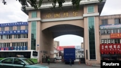 图为朝鲜装满货物的卡车准备通过友谊桥返回朝鲜（2018年6月12日）