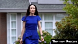 资料照片：华为高管孟晚舟离开自己位于温哥华的豪宅，前往法庭参加引渡听证。