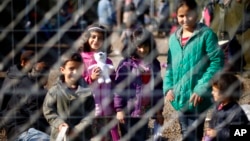 Deca migranti u kampu u Mađarskoj