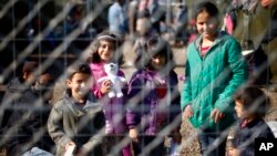 Arhiva - Migranti iza žice u privremenom smeštaju u blizini granice Srbije i Mađarske u mestu Roške, Mađarska.