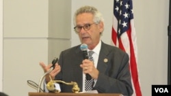 រូបឯកសារ៖ លោក​ Alan Lowenthal​ កំពុង​ថ្លែង​សុន្ទរកថា​នៅ​ក្នុង​កិច្ចពិភាក្សា​អំពី​ស្ថាន​ភាព​នយោបាយ​ប្រទេស​កម្ពុជា​ និង​ តួនាទី​របស់​សហរដ្ឋ​អាមេរិក​ នៅ​ទីក្រុង​ Annandale​ រដ្ឋ​វឺជីនៀ នៅ​ថ្ងៃ​ទី​ ៣​ ខែ​ធ្នូ​ ឆ្នាំ​ ២០១៧​។ (VOA)